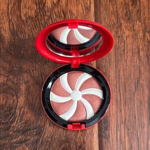 Swirl Compact by Mac. Bronze/highlighter in Fortune teller/blizzard wizard . New